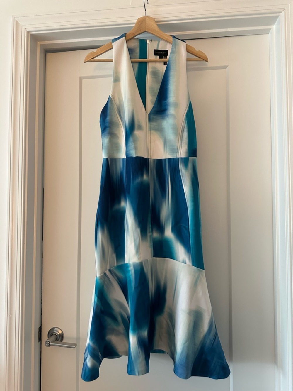 💙 Blue and White DONNA KARAN Sleeveless V-Neck Ruffle Hem Dress - Size 8 - Picture 4 of 7